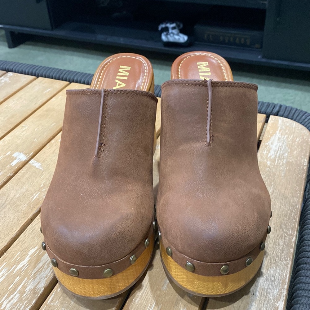 MIA clogs